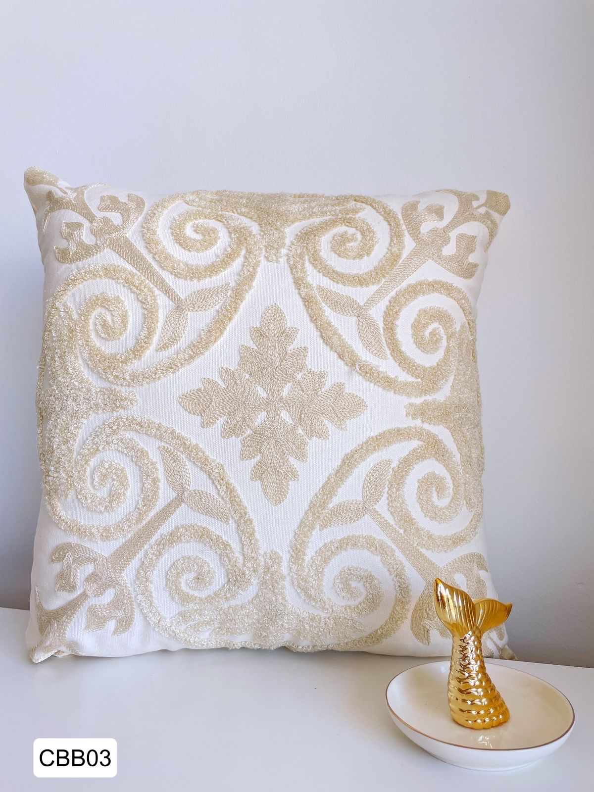 Fundas de cojines bordados en  tonos  beige