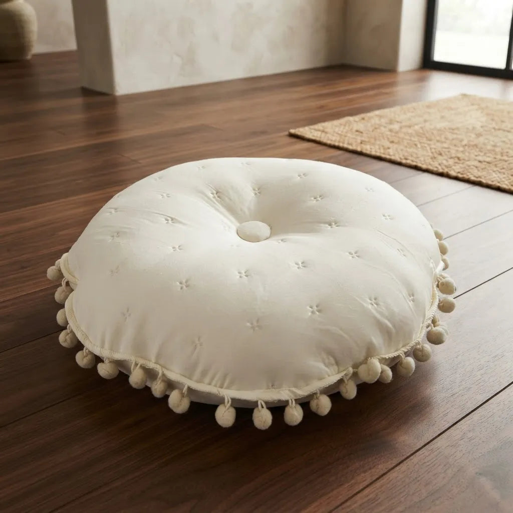 Cojín Redondo Pom Pom Blanco Invierno 44 cm · Suave y Decorativo