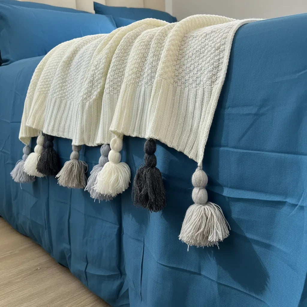 Manta Tejida con pom-pom  beige| 120x220cm
