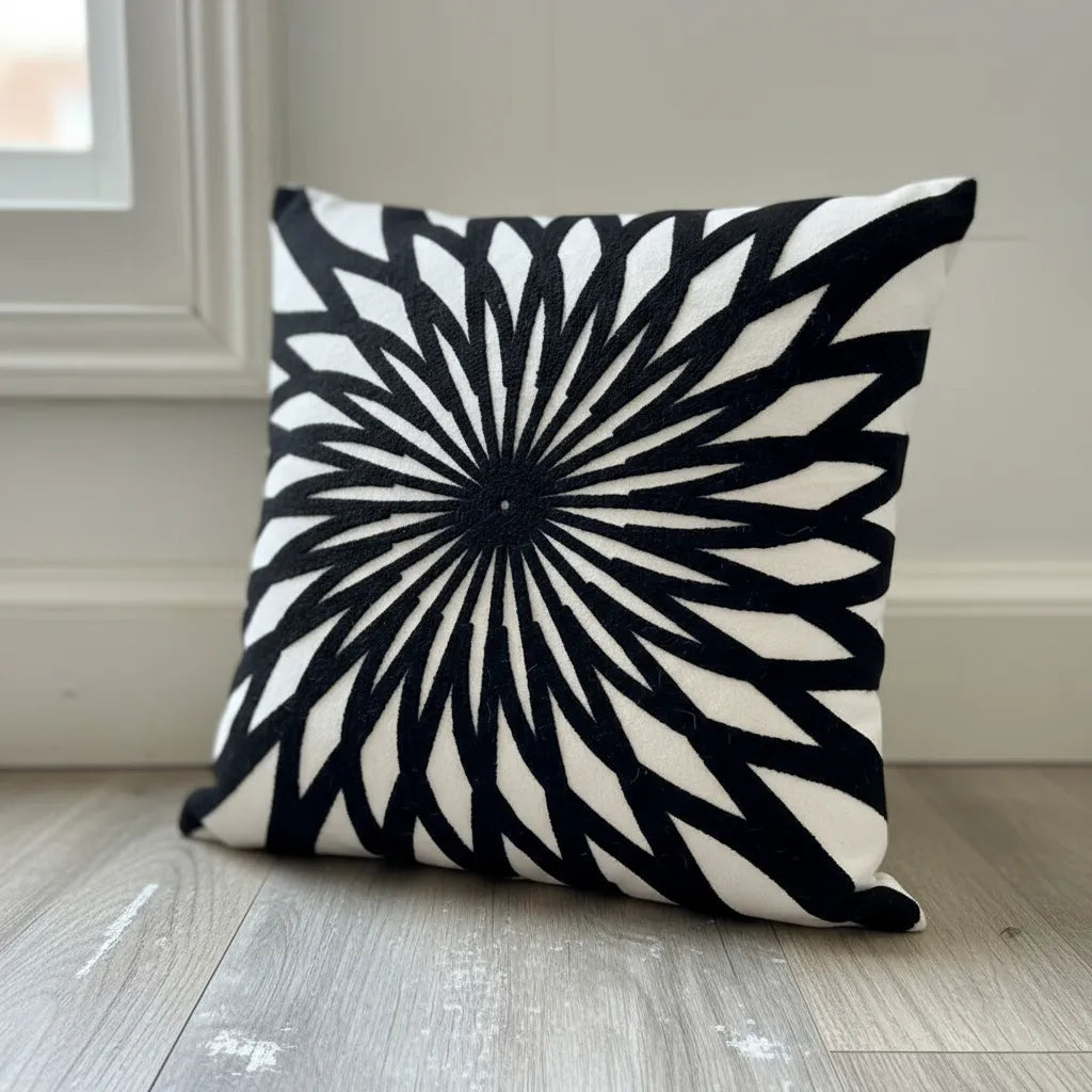 Fundas de cojines bordadas, diseño en negro.