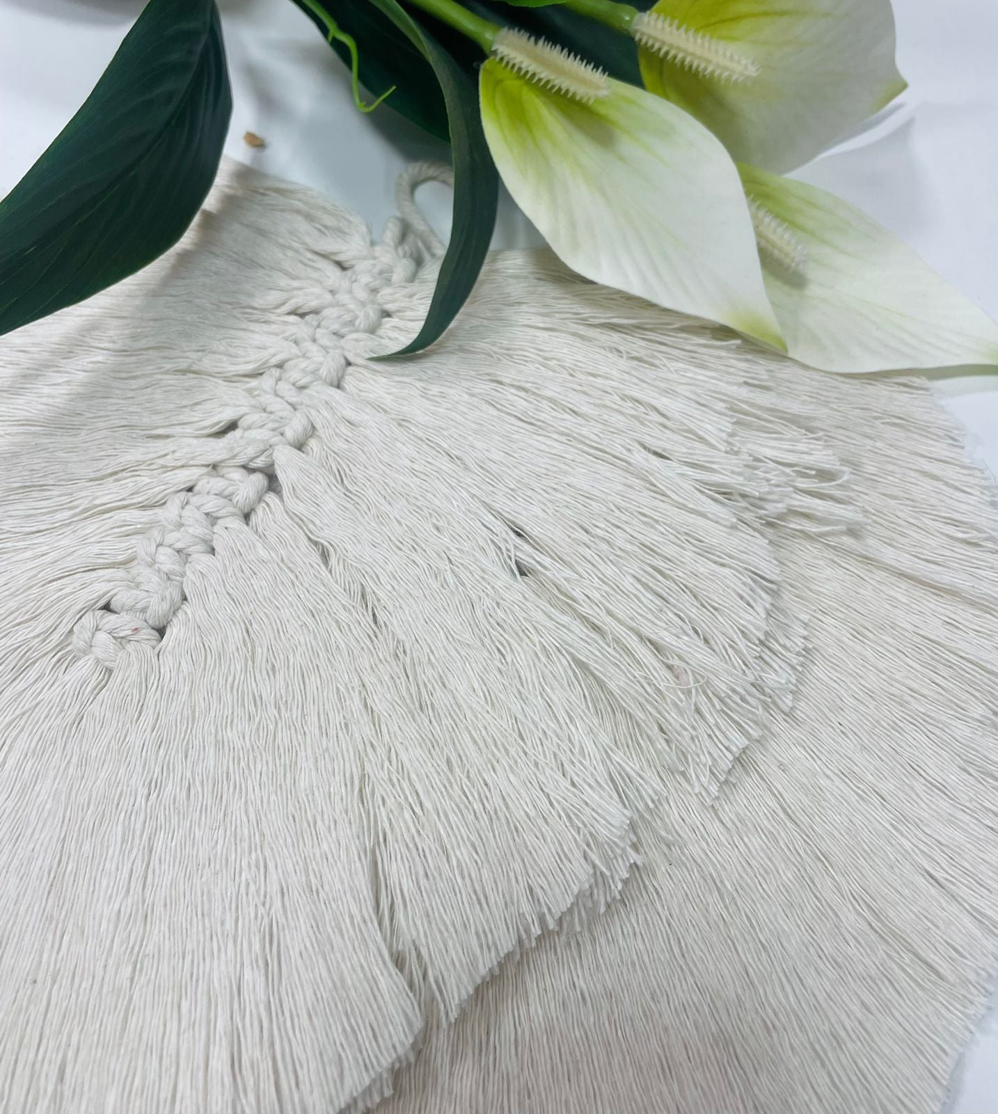 hojas realizadas en hilo macramé, trabajo artesanal