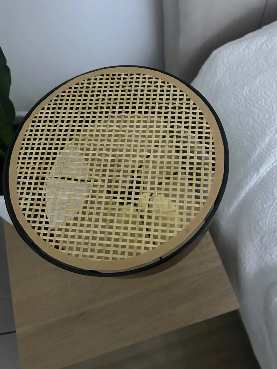 Lámpara De Mesa Decorativa Negra Y Dorada Con Detalle Tipo Rattan