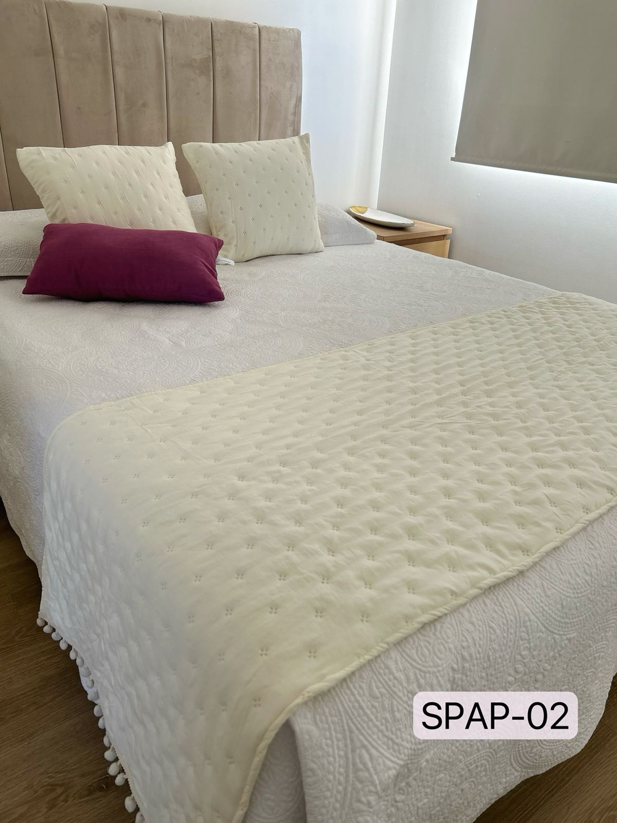 Set de piecera  en algodon con pom- pom + 2 cojines