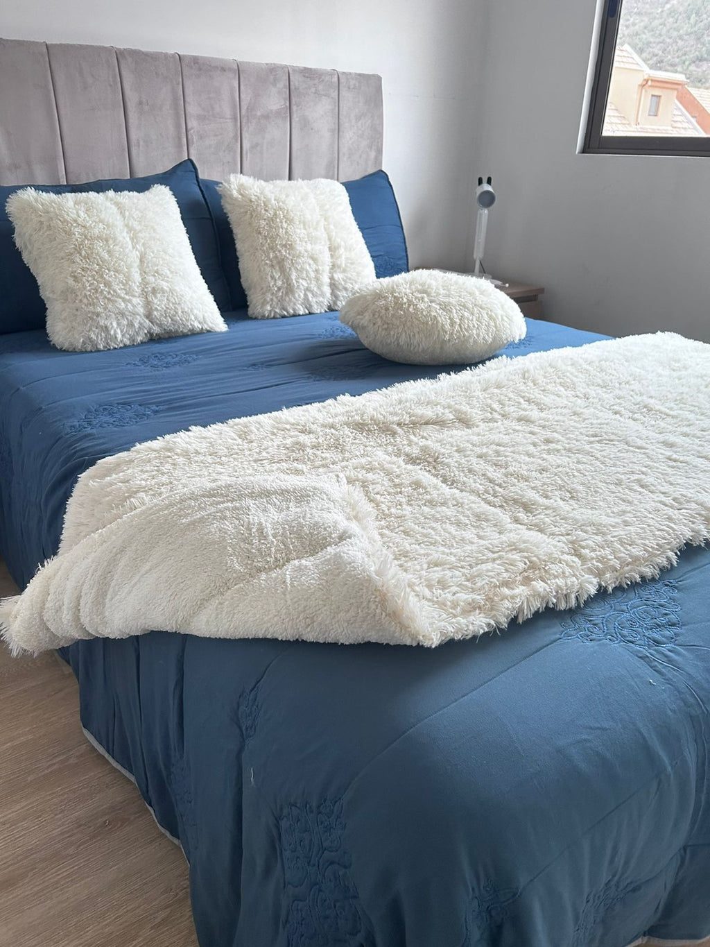 Set de piecera sherpa con chiporro  + 2 cojines color blanco invierno