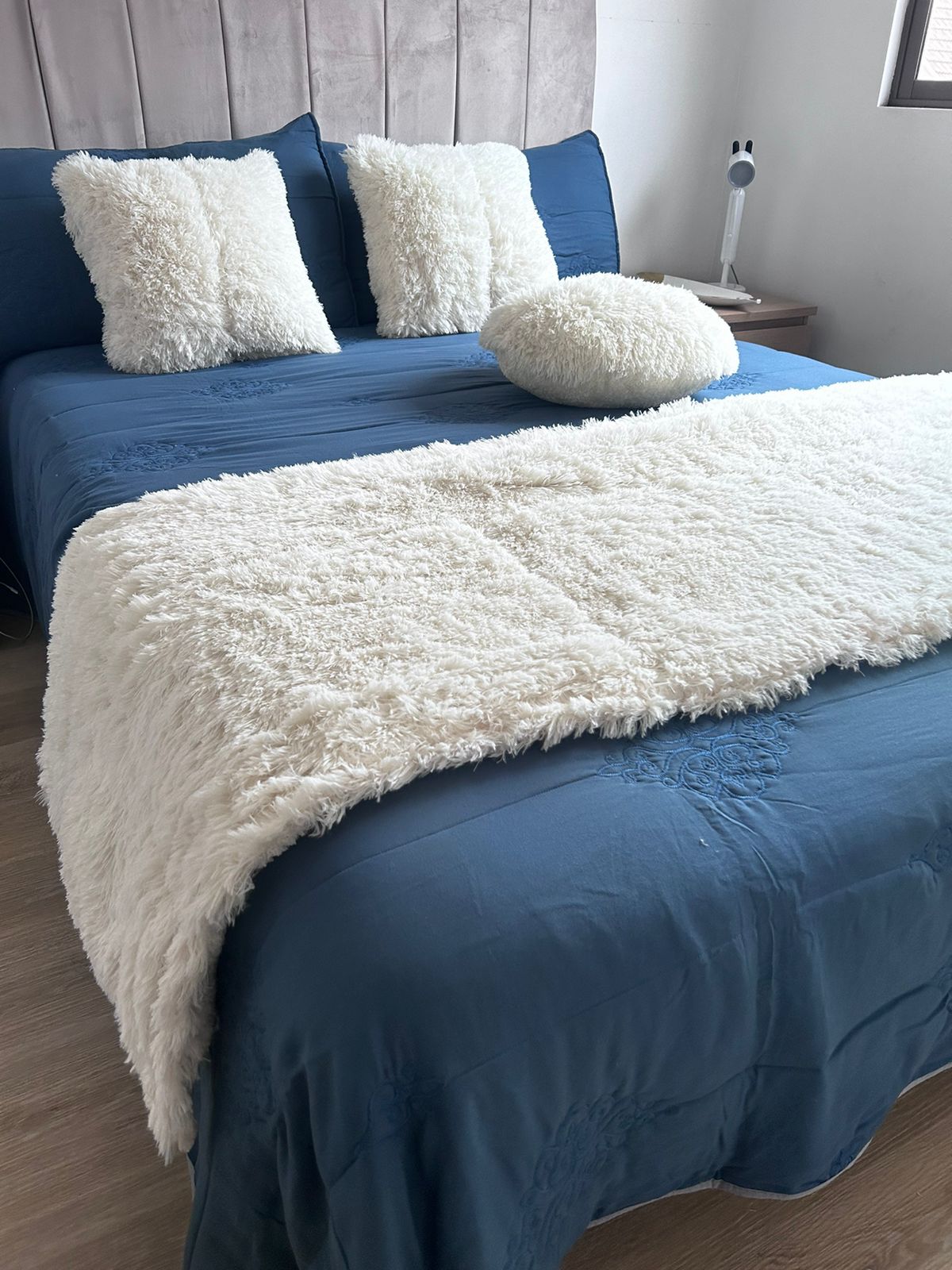 Set de piecera sherpa con chiporro  + 2 cojines color blanco invierno