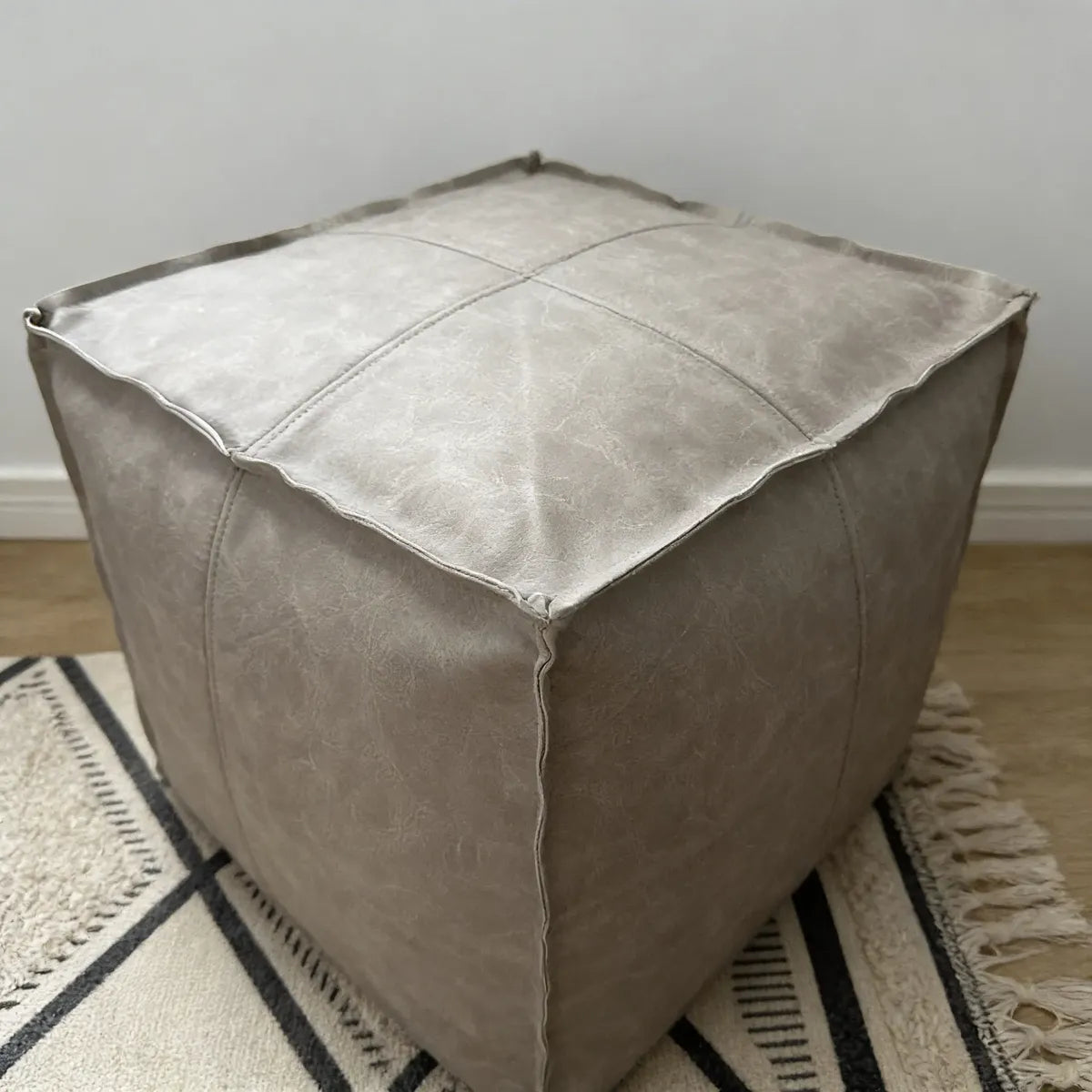 Pouf Cuadrado de Ecocuero  Gris 45x45 cm – Asiento Decorativo Moderno para Living, Dormitorio o Sala