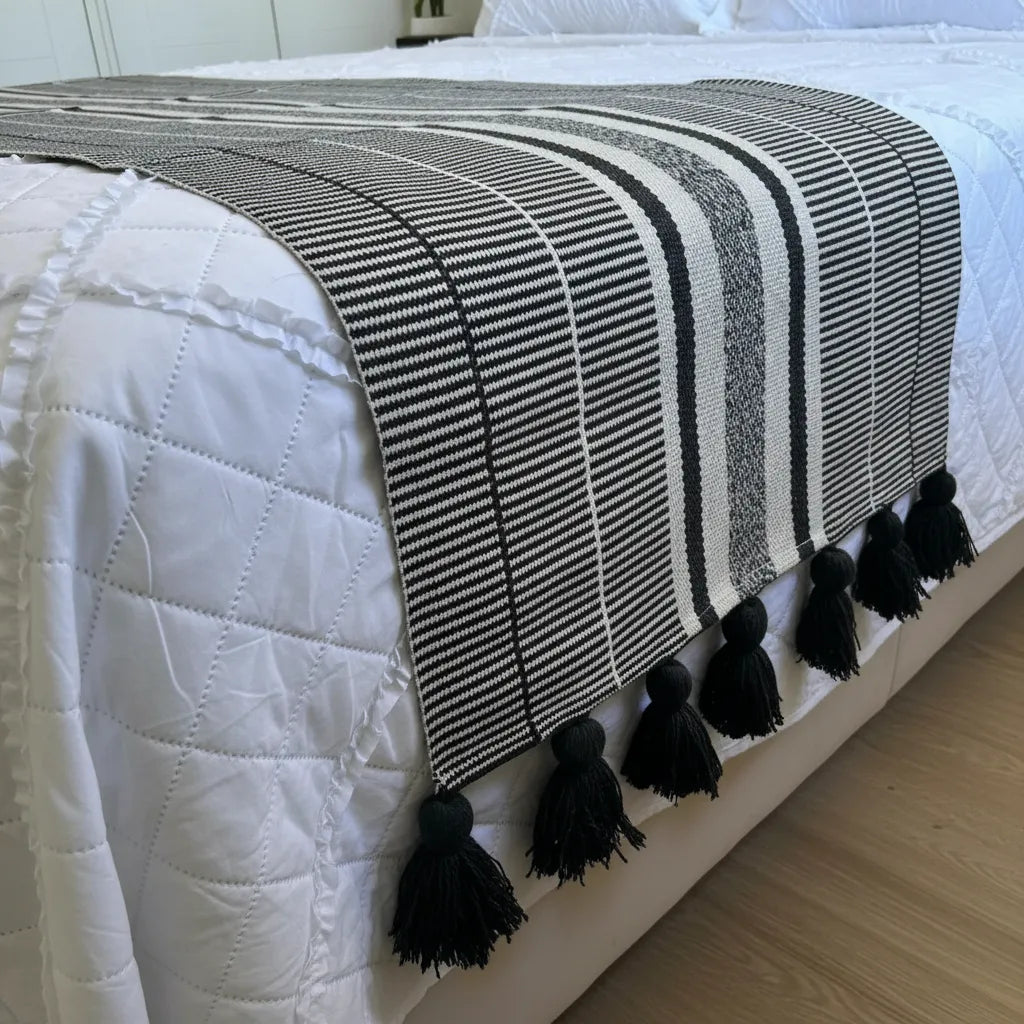 Piecera Decorativa Blanco Y Negro Con Pom Poms 60 X 210 Cm