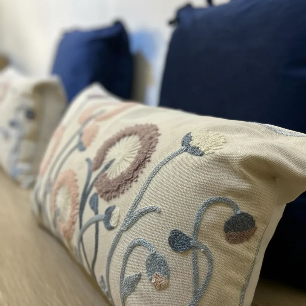 Set de 4 Cojines Decorativos Jardín Azul Bordados con Pompones