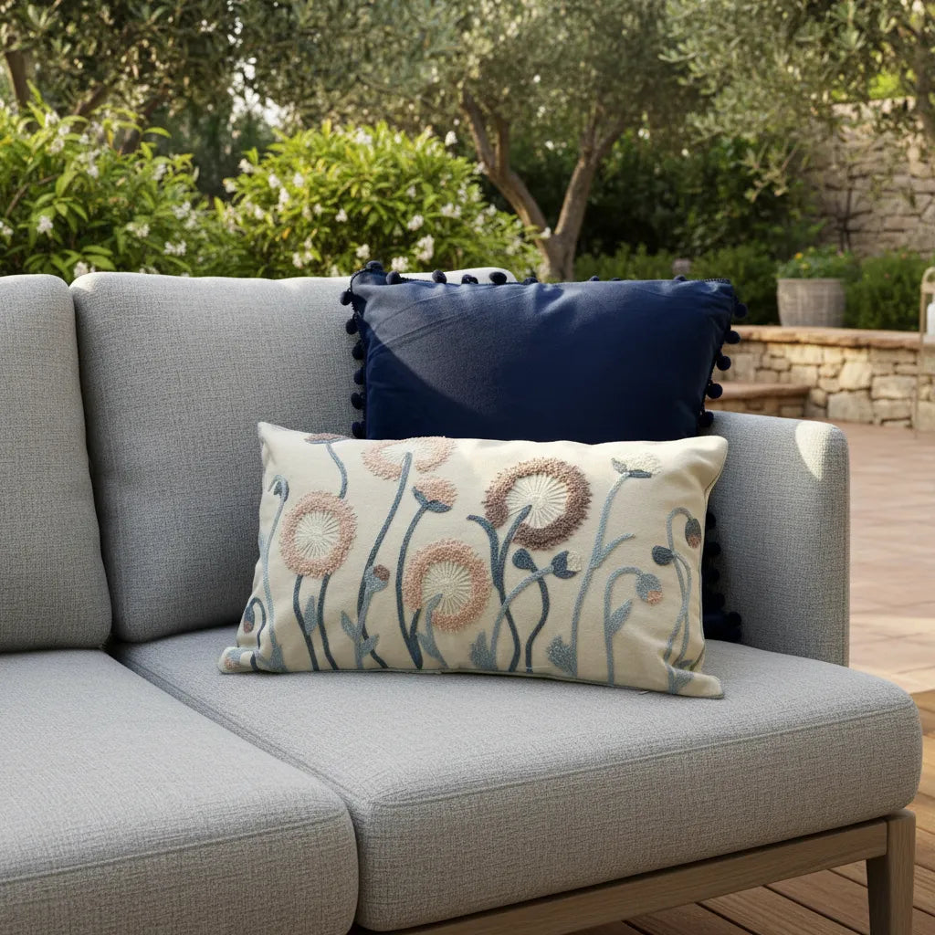 Set de 4 Cojines Decorativos Jardín Azul Bordados con Pompones