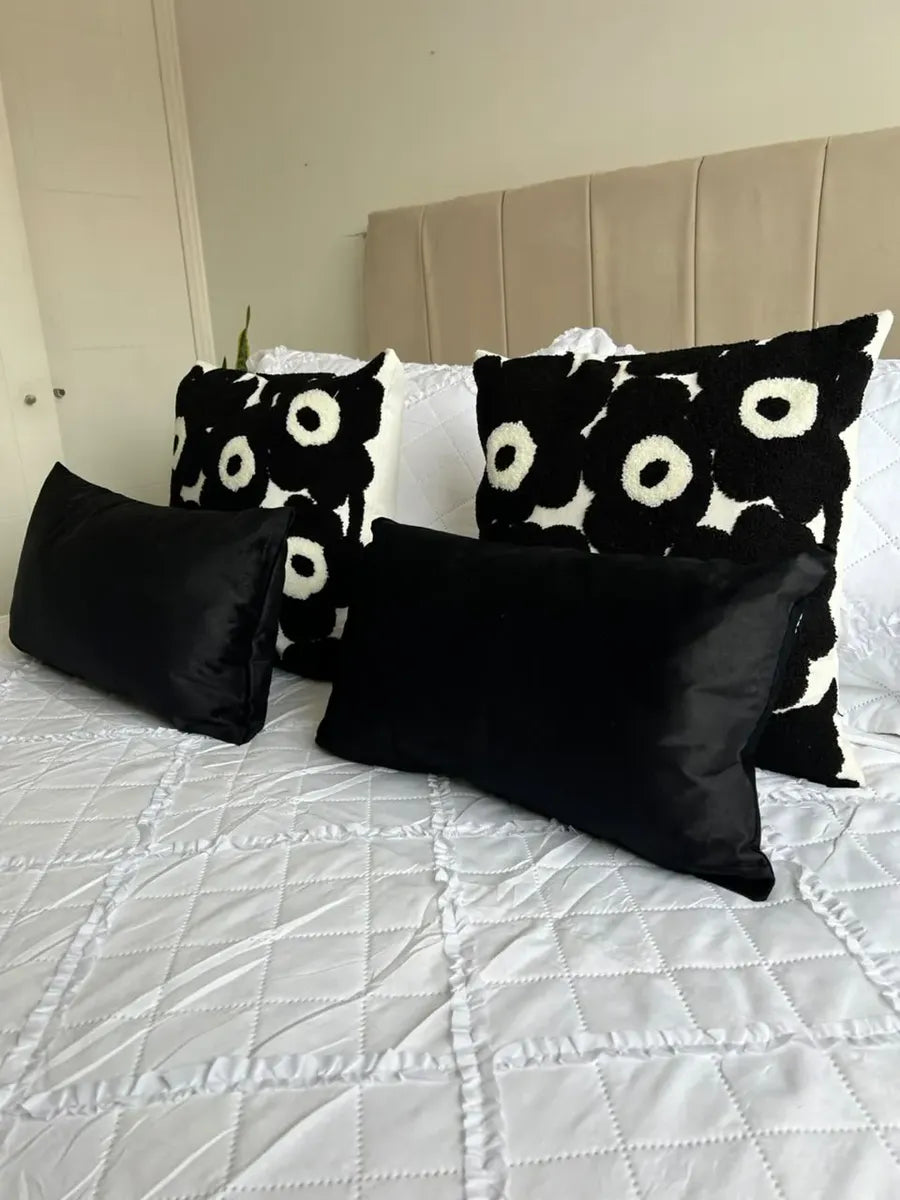Set de 4 Cojines Flor de Ónix | Bordados y Terciopelo Negro