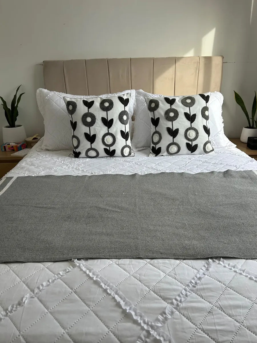 Set Piecera Gris con Pompones + 2 Fundas de Cojín Florales