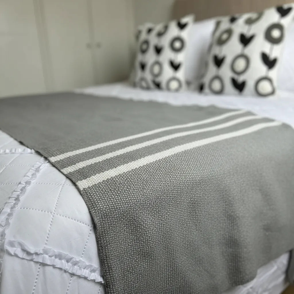 Set Piecera Gris con Pompones + 2 Fundas de Cojín Florales
