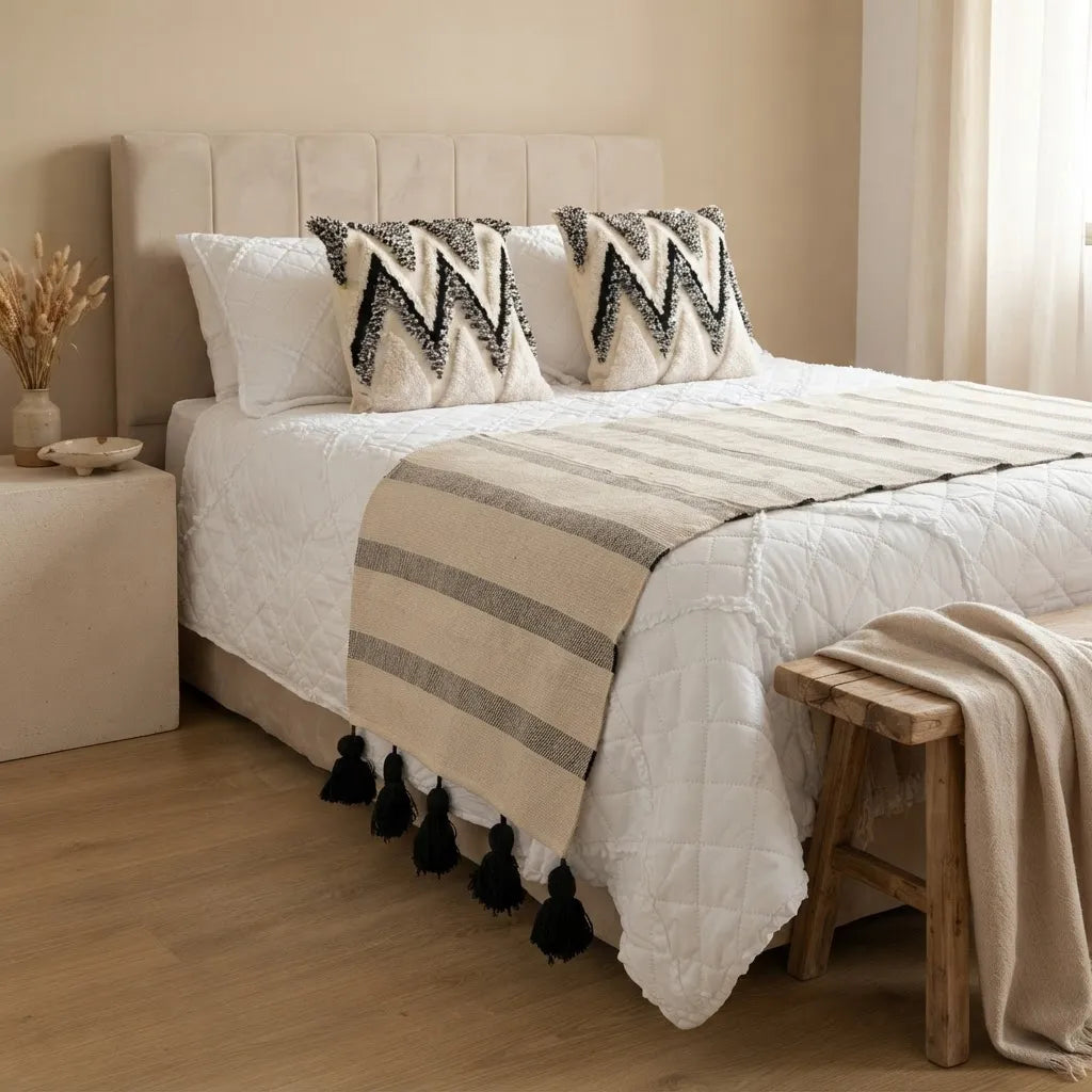 Set Piecera Kilim Boho 70 × 210 cm + 2 Fundas Texturadas 45 × 45 cm · Crudo y Negro