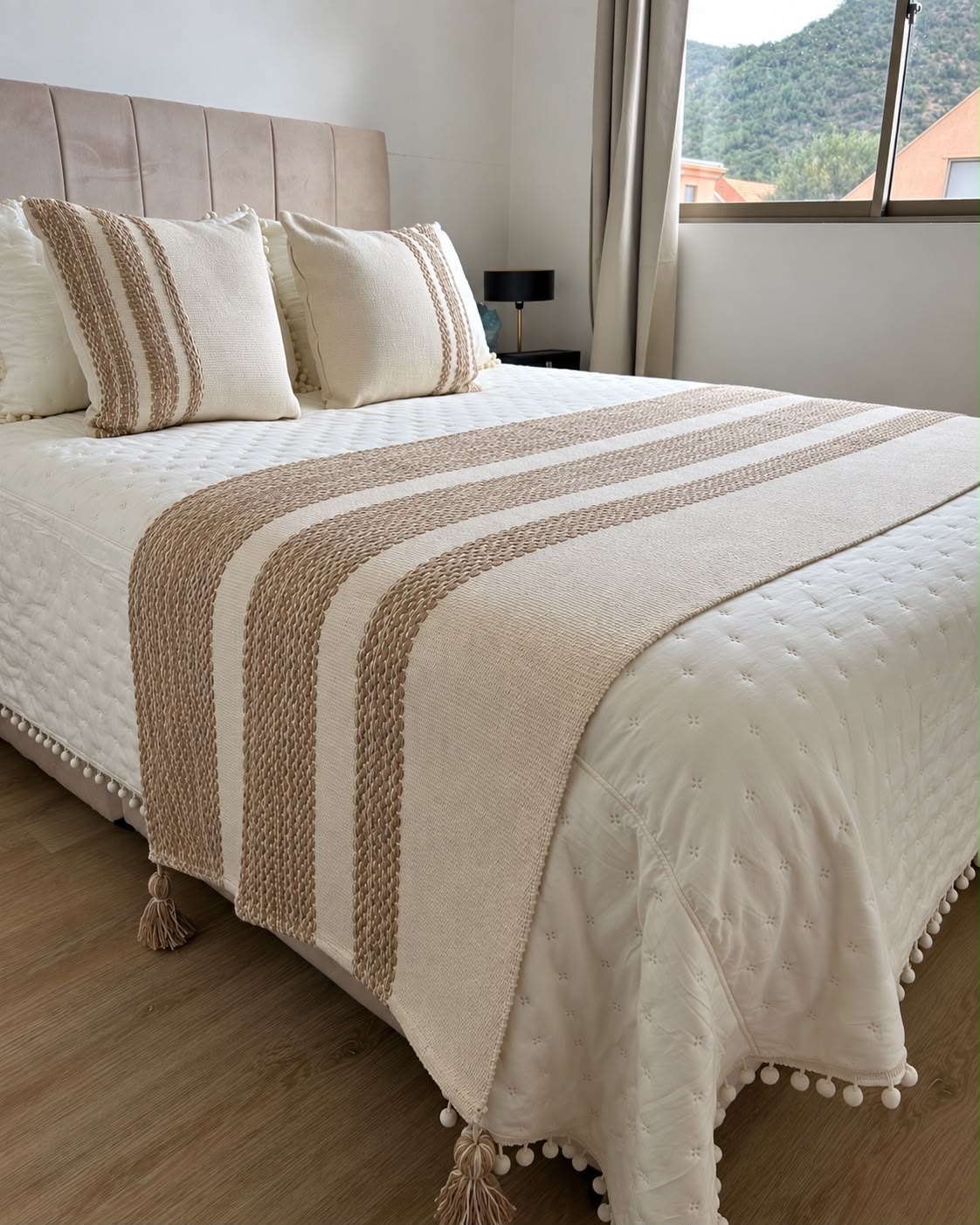 Set Piecera Líneas Arena Boho + 2 Fundas Texturizadas 45×45