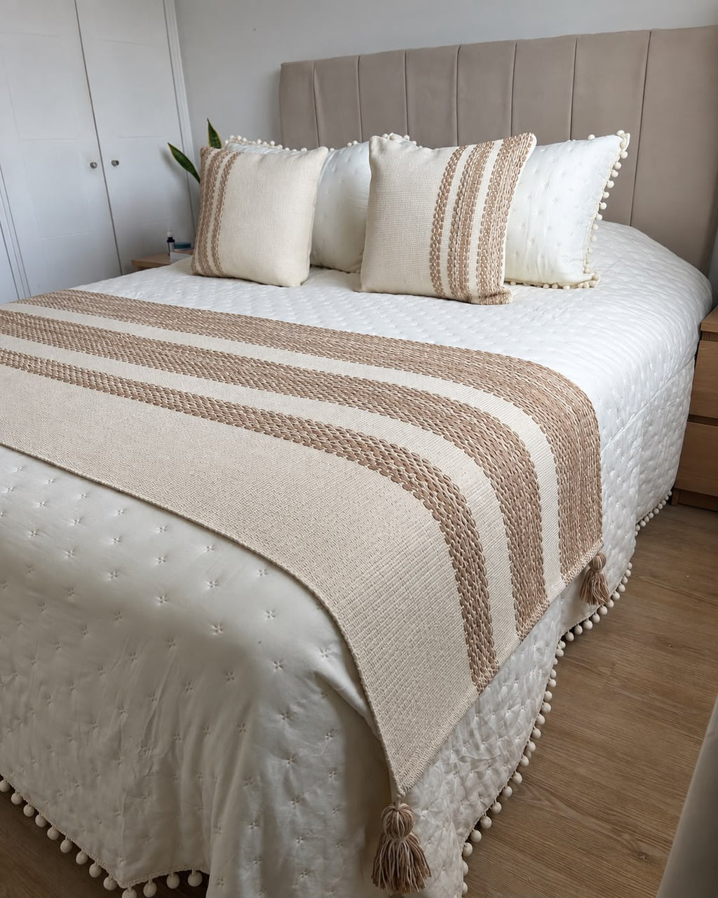 Set Piecera Líneas Arena Boho + 2 Fundas Texturizadas 45×45