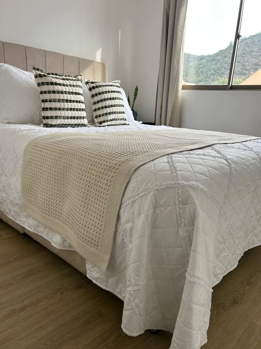 Set Piecera Tejida Beige + 2 Fundas De Cojín 45 × 45 Cm