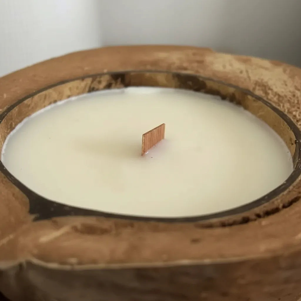 Vela Aromática en Coco  con Mecha de Madera – 17 cm