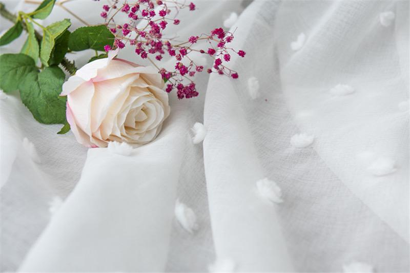 Visillo con bolas de algodón