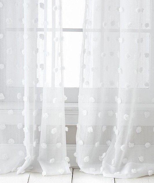 Visillo con bolas de algodón