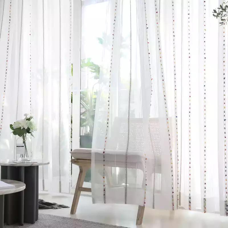 Visillo con bolas de colores