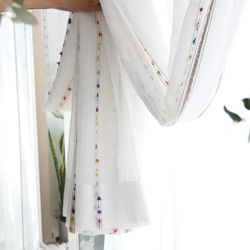 Visillo con bolas de colores