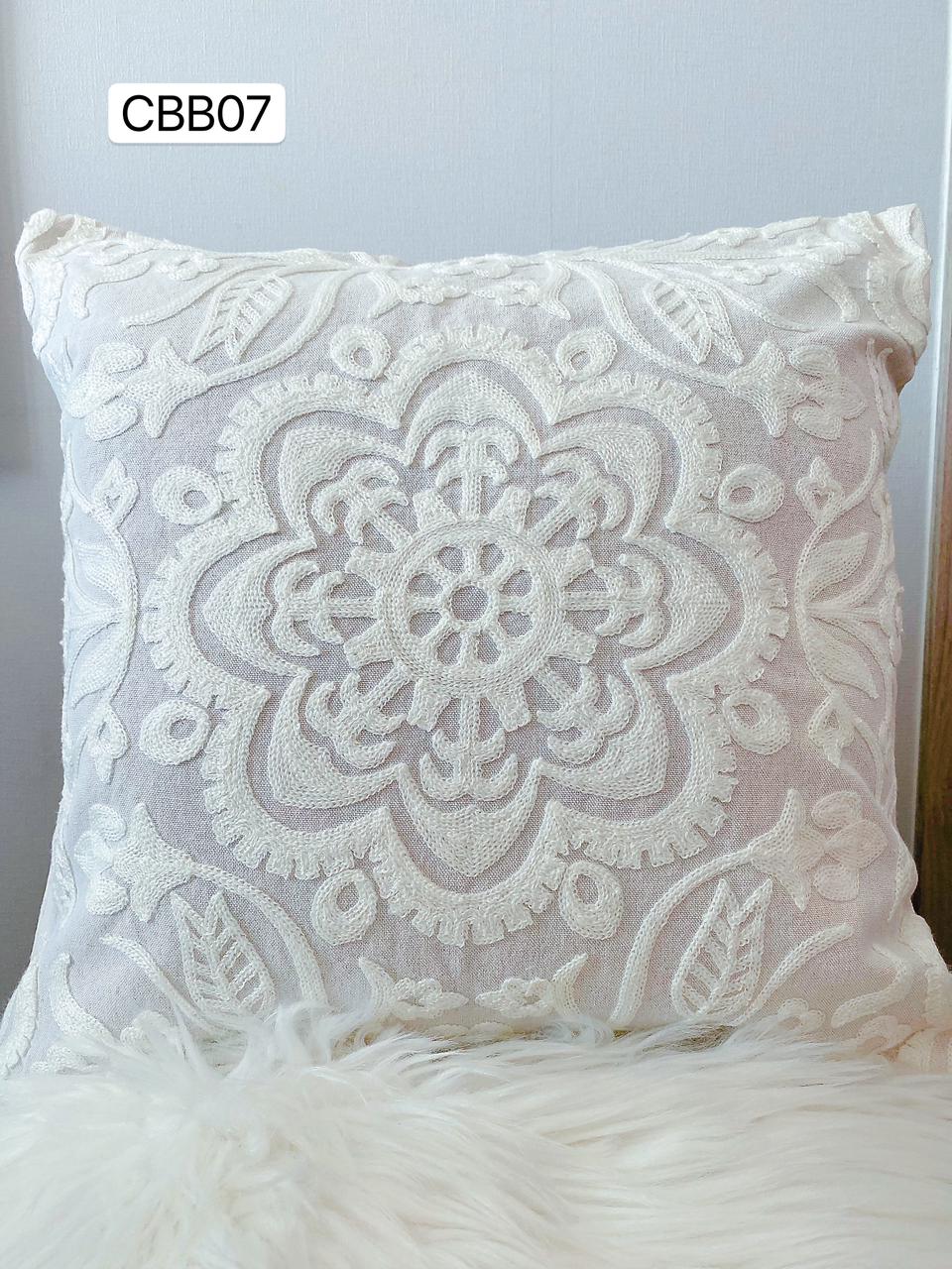 Fundas de cojines bordados en  tonos  beige