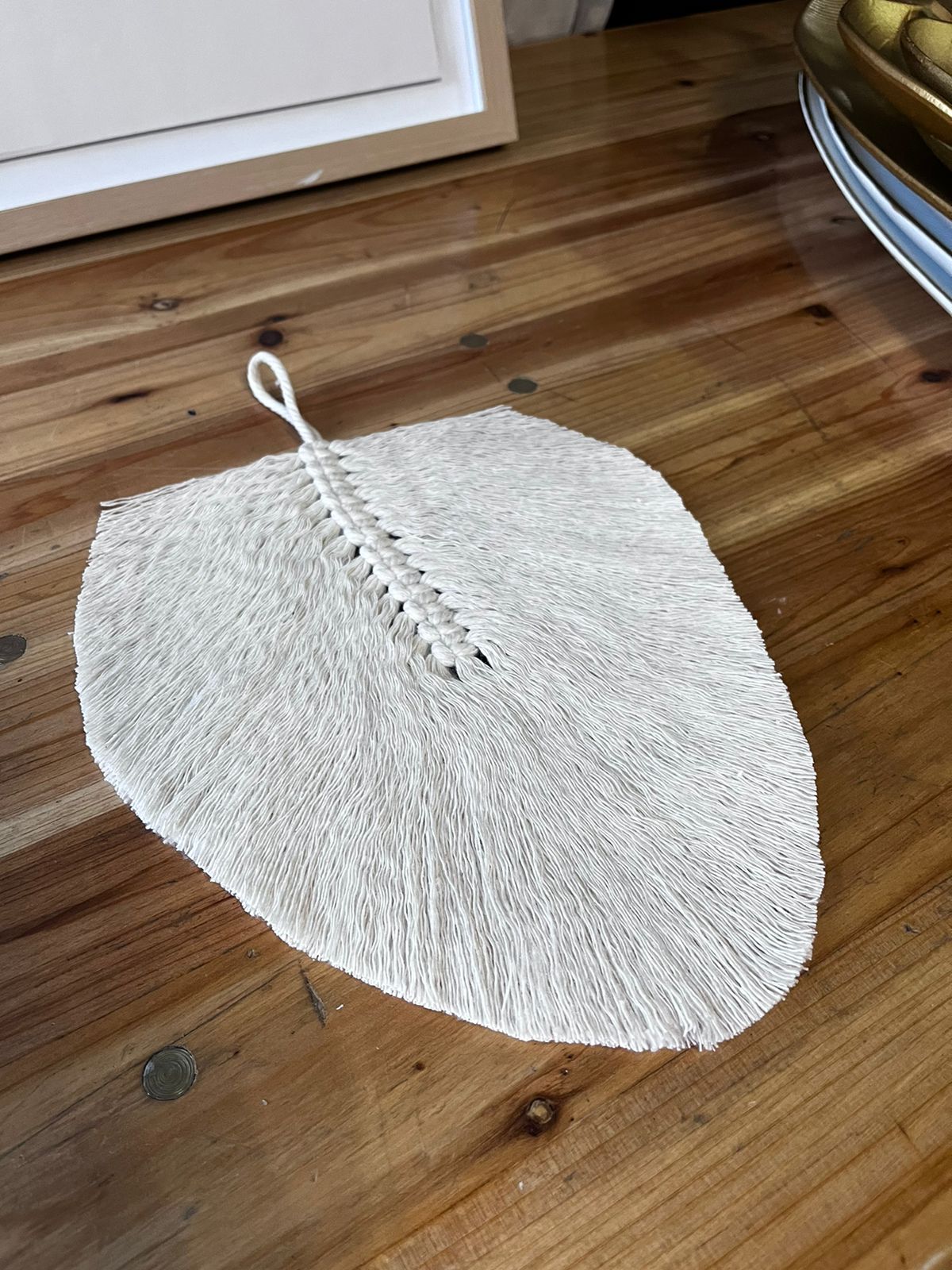 hojas realizadas en hilo macramé, trabajo artesanal