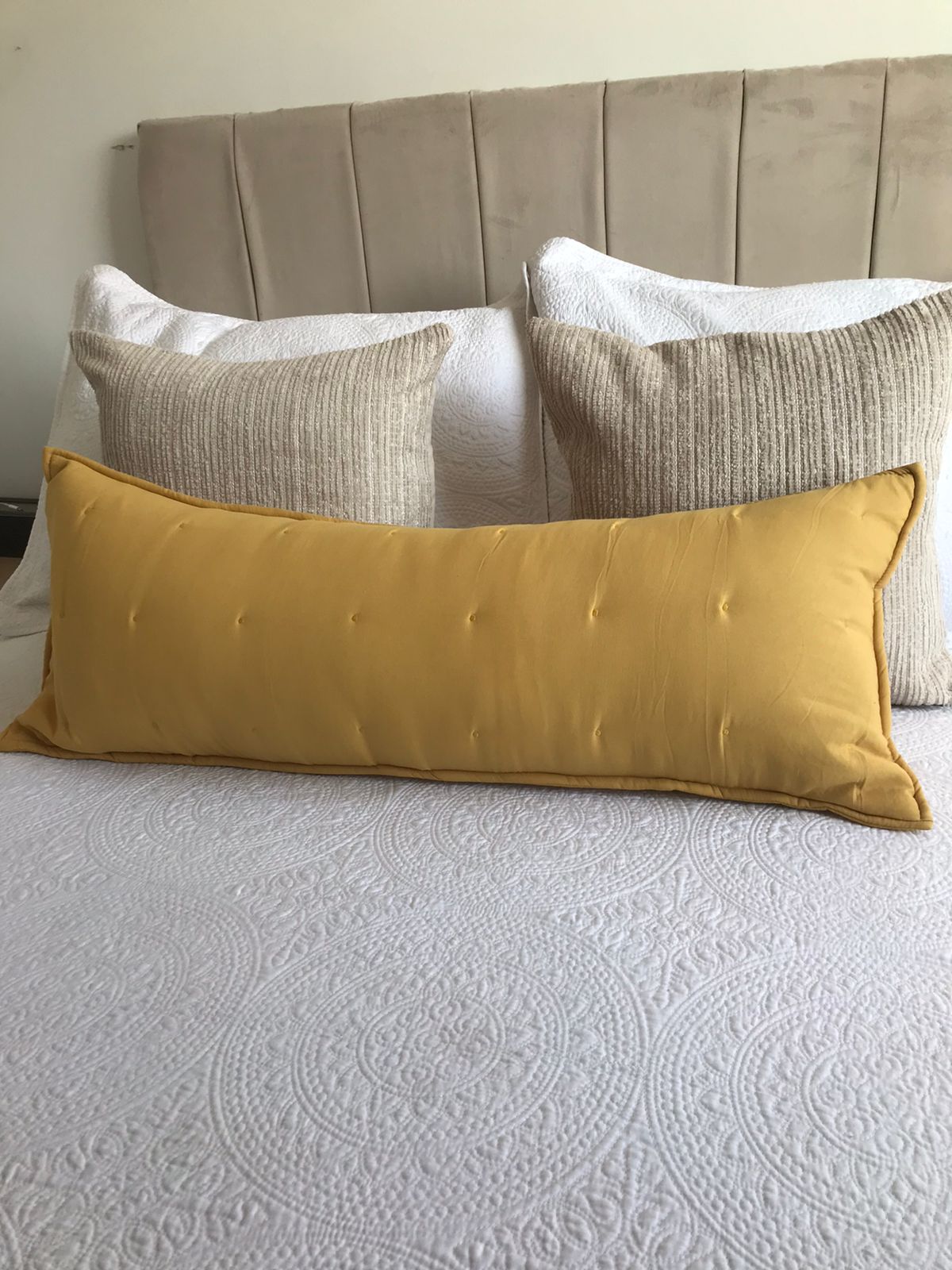 Cojin con detalles bordados,  rectangular 35 x 90cm