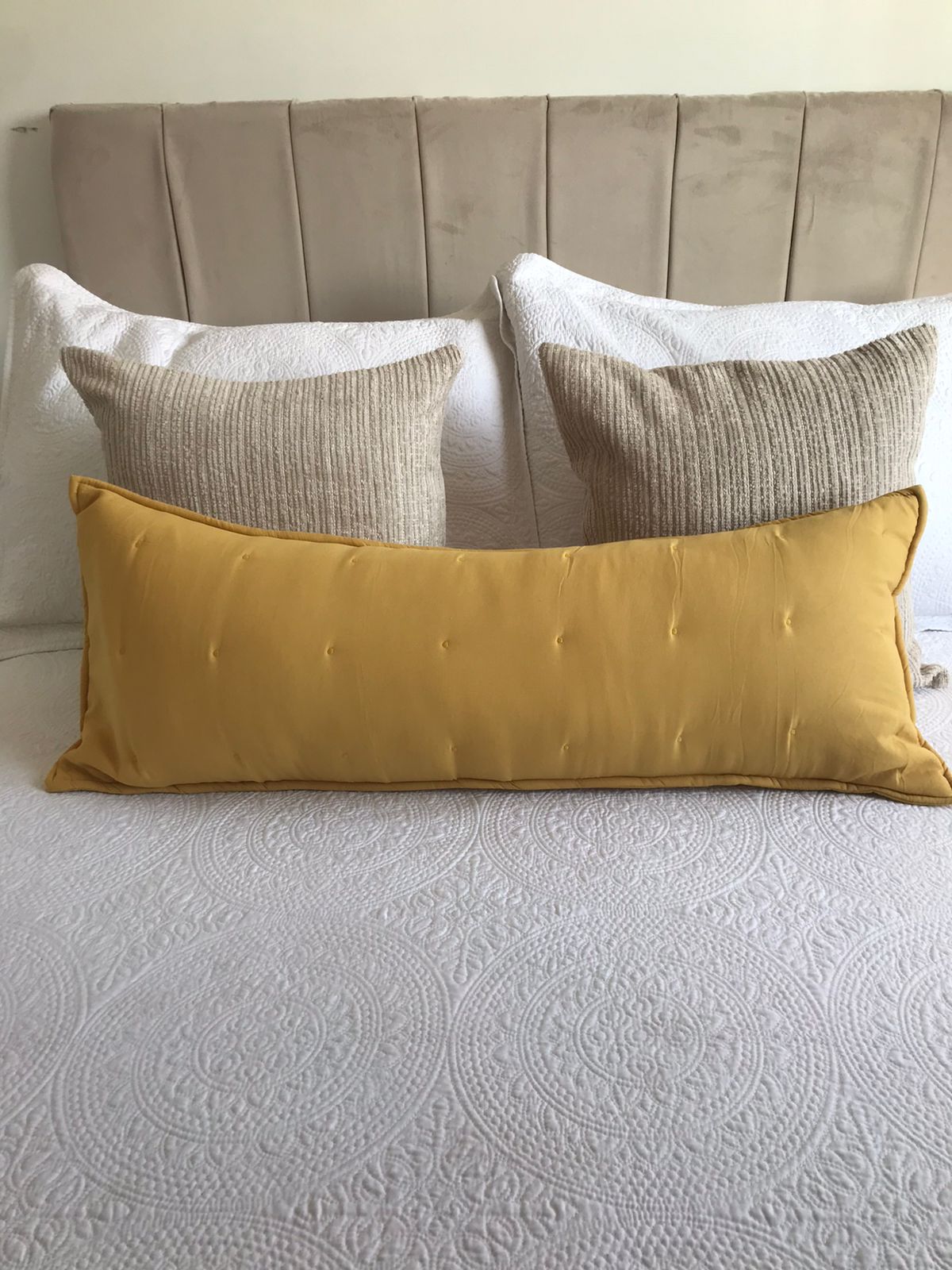 Cojin con detalles bordados,  rectangular 35 x 90cm