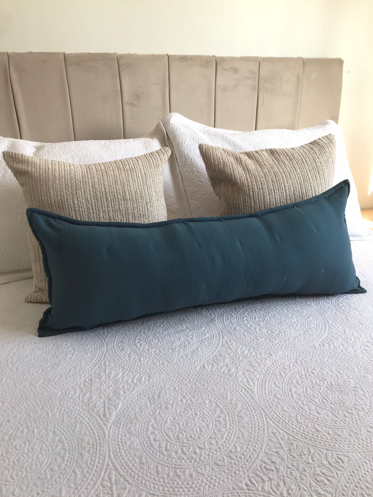 Cojin con detalles bordados,  rectangular 35 x 90cm