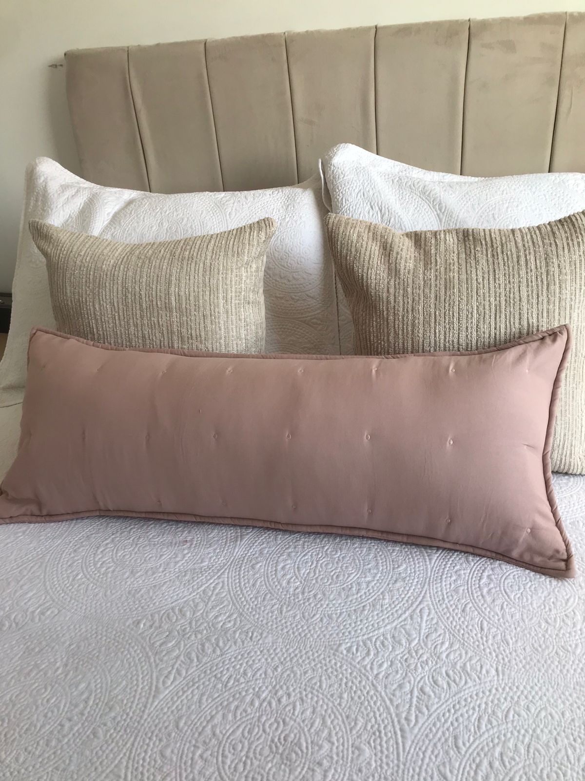 Cojin con detalles bordados,  rectangular 35 x 90cm