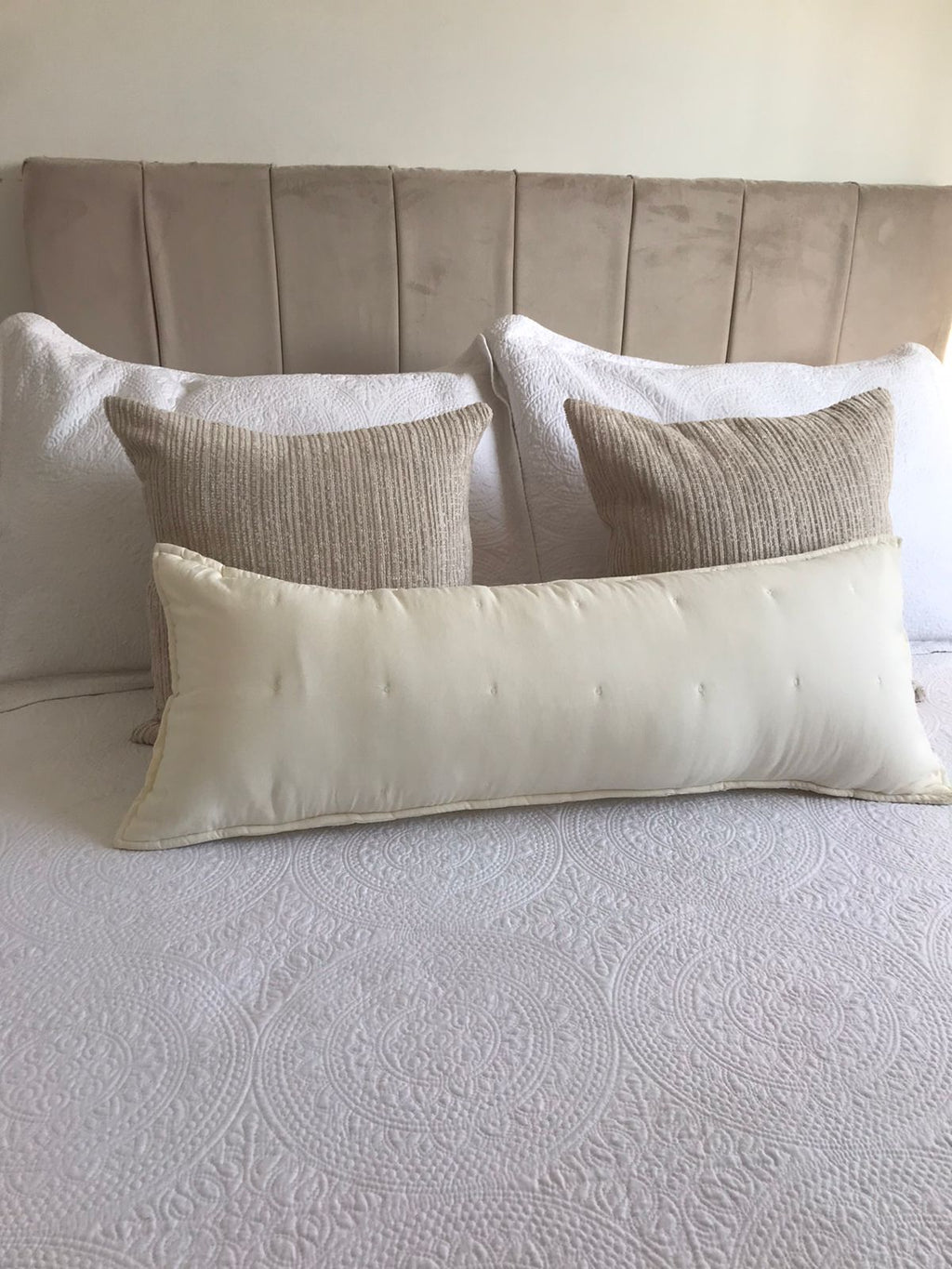 Cojin con detalles bordados,  rectangular 35 x 90cm