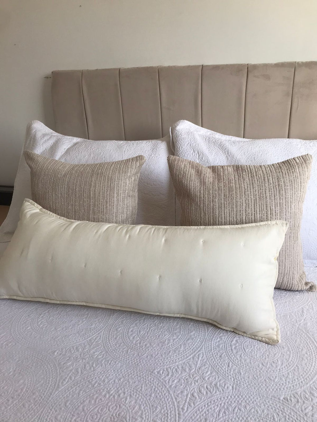 Cojin con detalles bordados,  rectangular 35 x 90cm