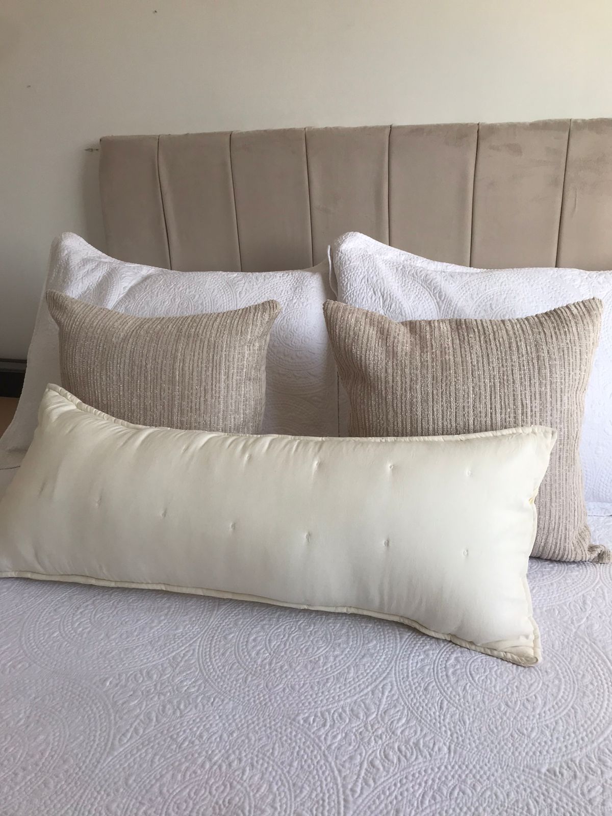 Cojin con detalles bordados,  rectangular 35 x 90cm