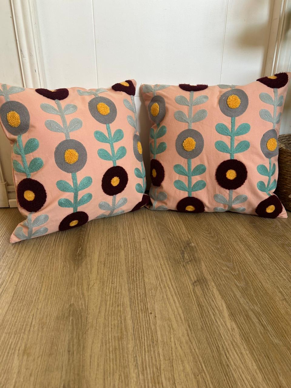 Fundas de cojines bordadas rosa