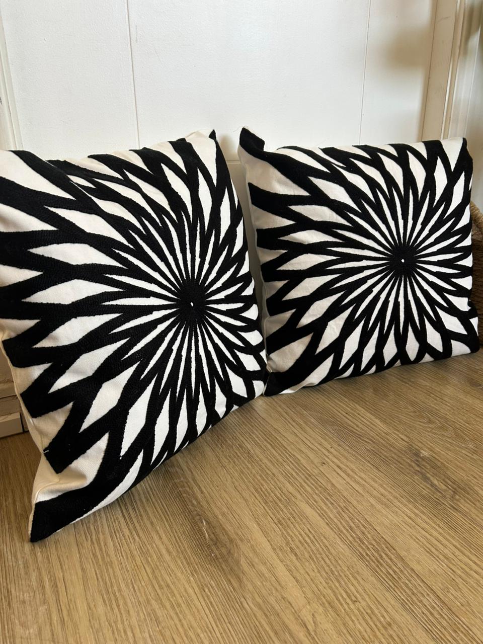 Fundas de cojines bordadas, diseño en negro.