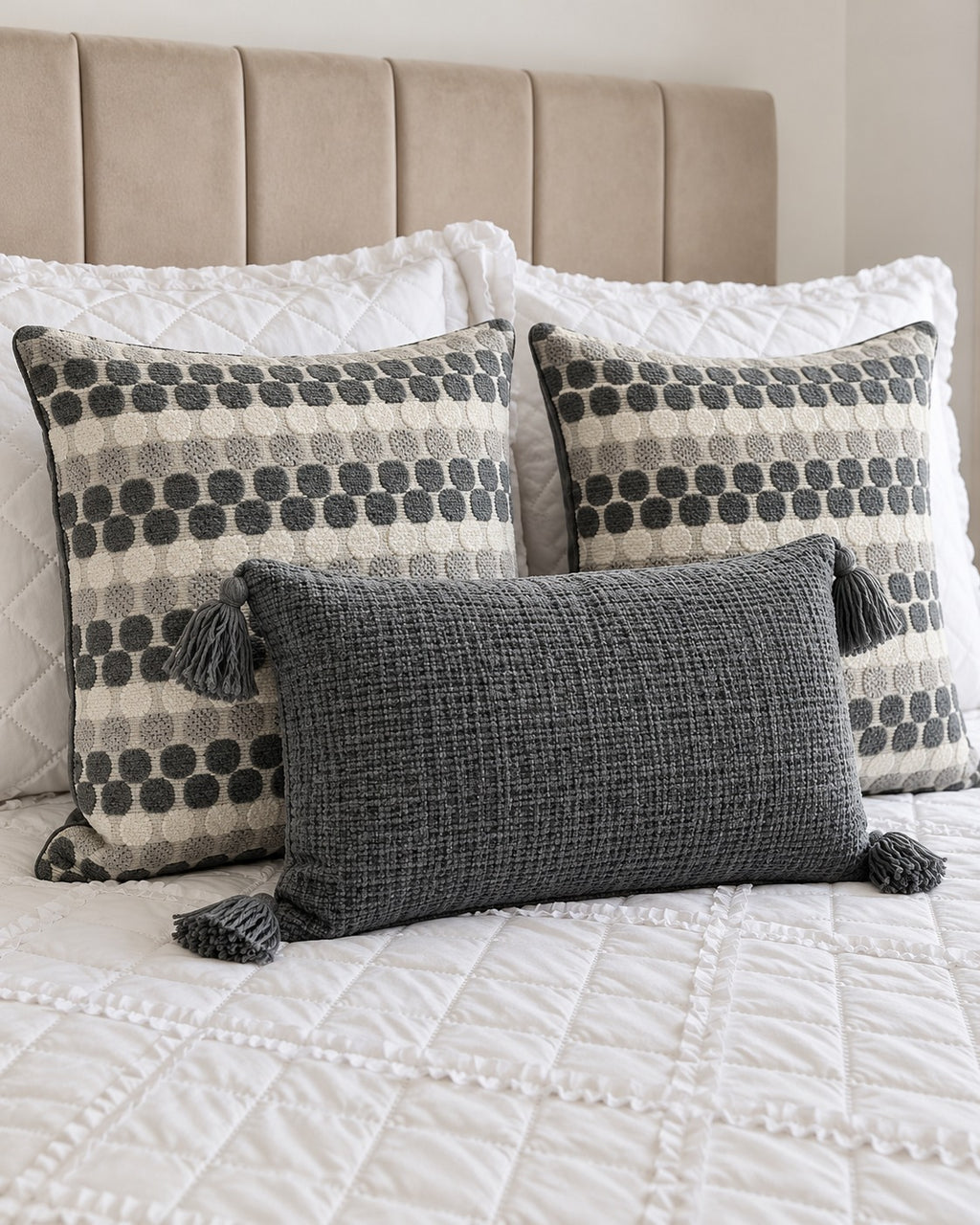 Set de 3 Cojines Crudo y Gris Grafito · Puntos y Chenille