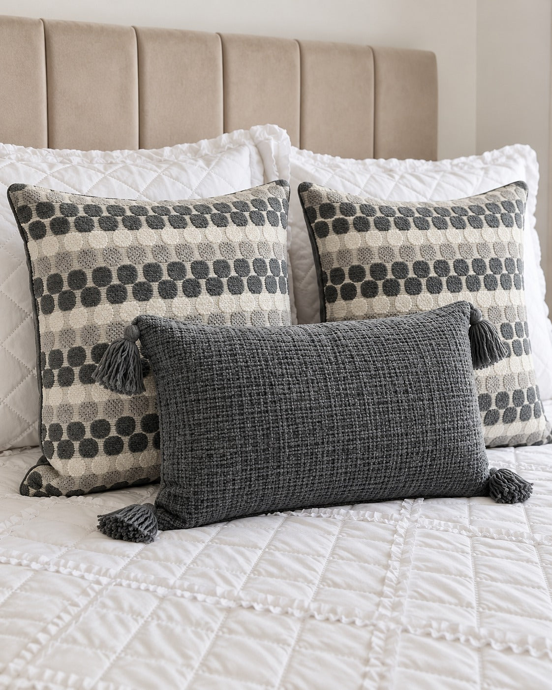 Set de 3 Cojines Crudo y Gris Grafito · Puntos y Chenille