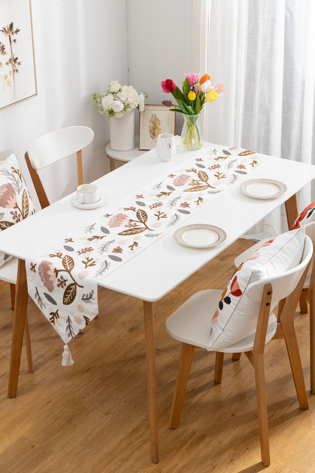 Caminos de mesa con detalles bordados, flor rosa