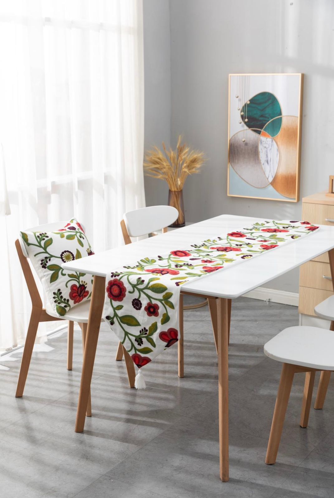 Caminos de mesa con detalles bordados, flor roja