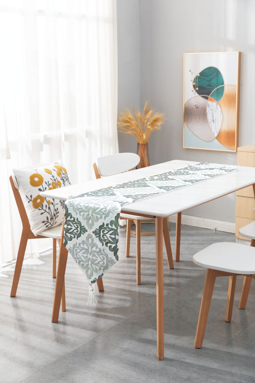 Caminos de mesa con detalles bordados, mandala gris