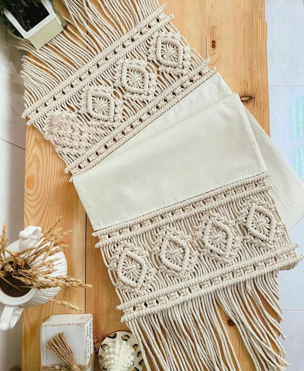 Camino de mesa  tela con  macramé