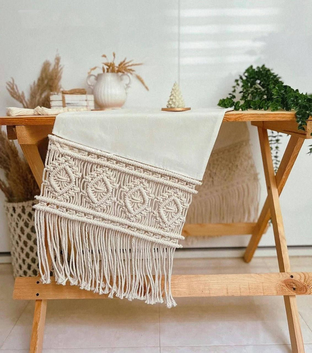 Camino de mesa  tela con  macramé