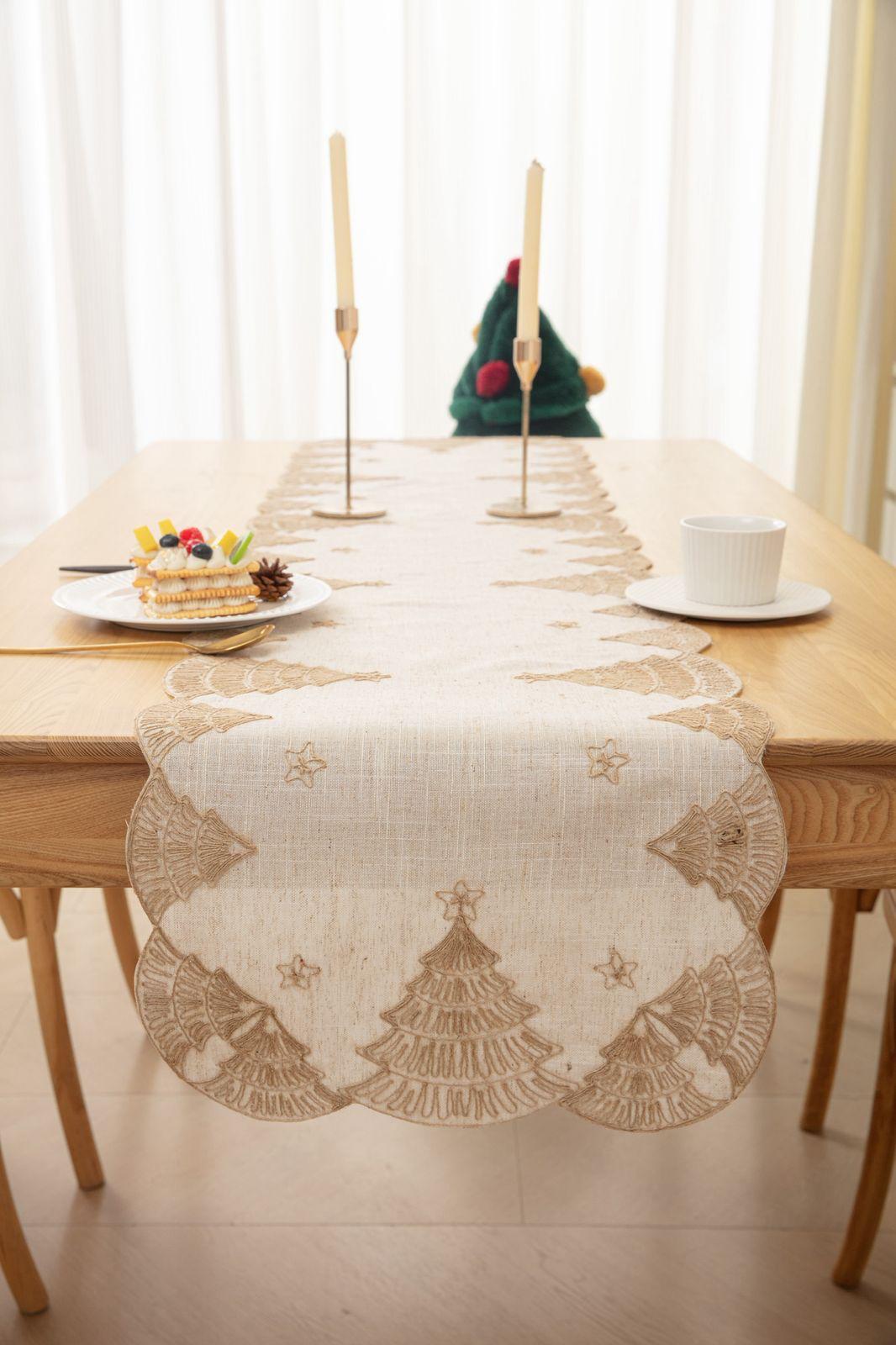 Camino de Mesa Navidad en Lino Bordado, Pino – Decoración Premium