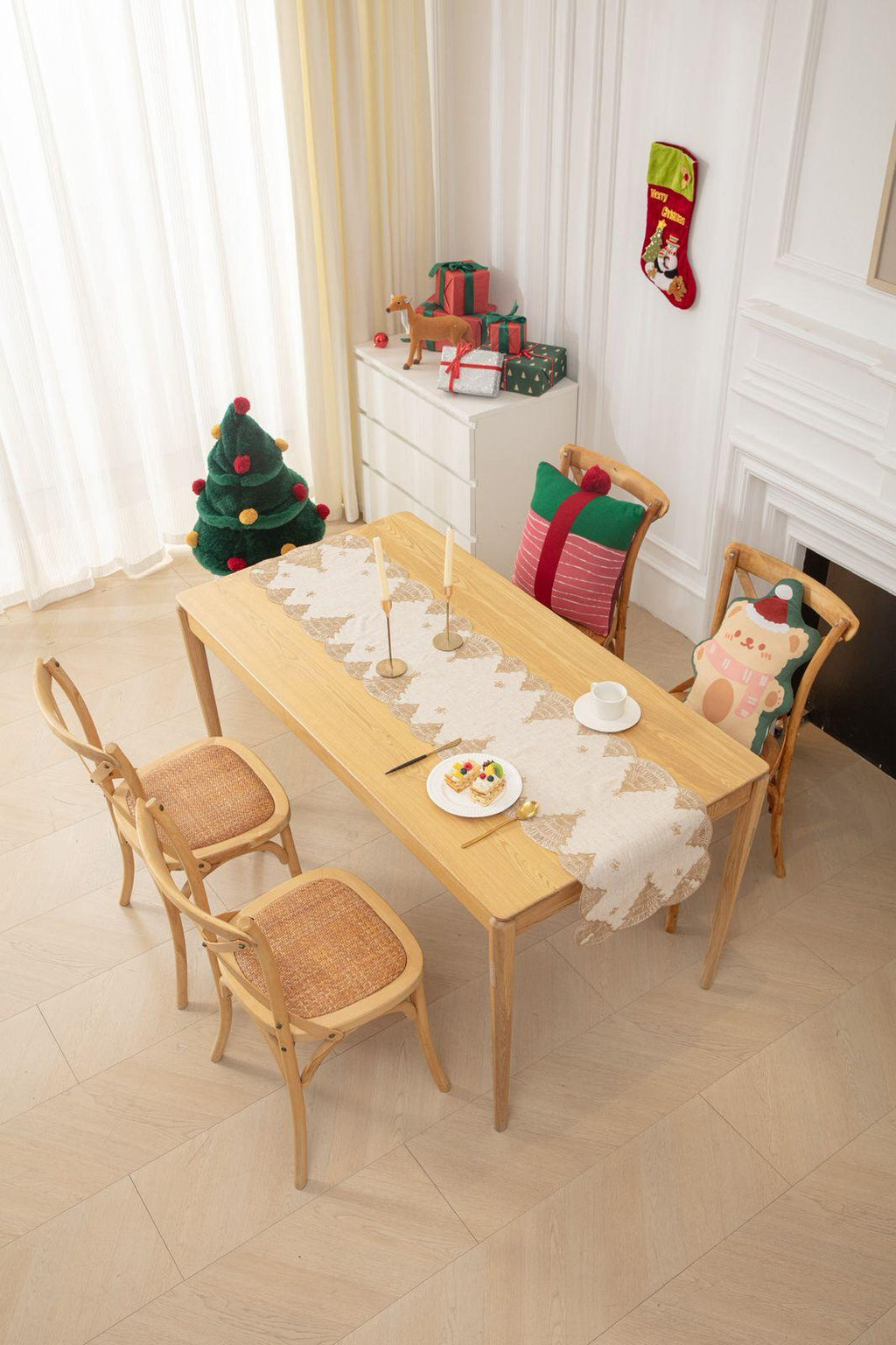 Camino de Mesa Navidad en Lino Bordado, Pino – Decoración Premium