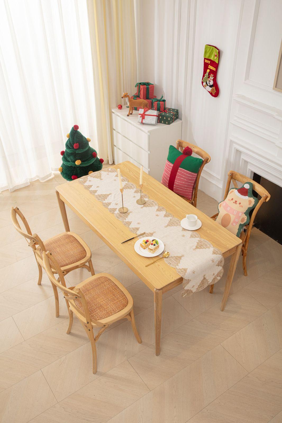 Camino de Mesa Navidad en Lino Bordado, Pino – Decoración Premium