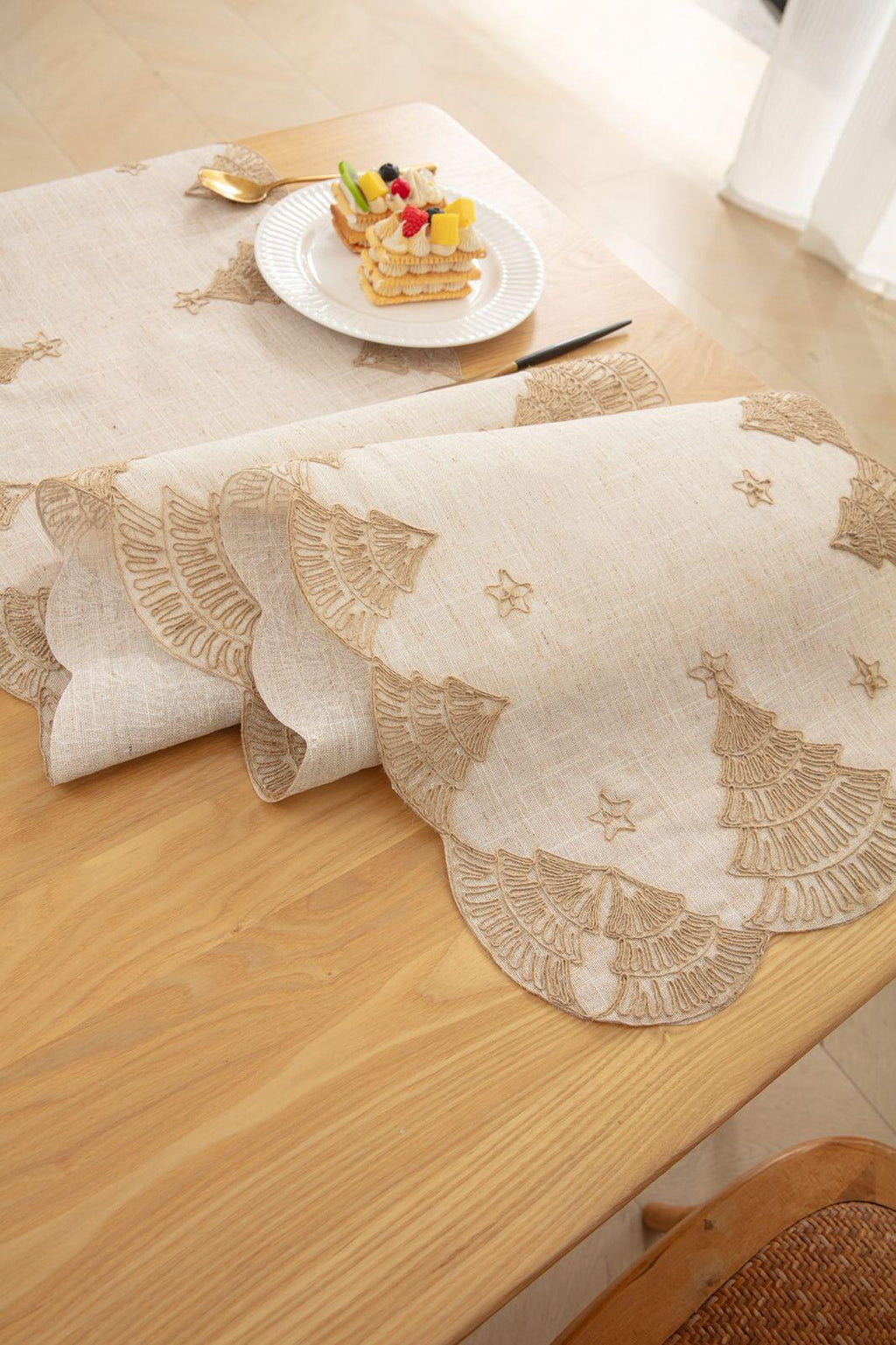 Camino de Mesa Navidad en Lino Bordado, Pino – Decoración Premium
