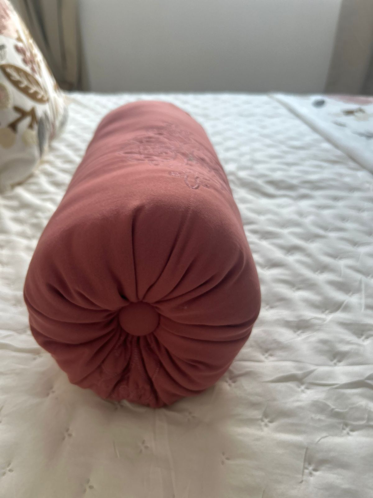 Cojín cilíndrico con detalles bordado