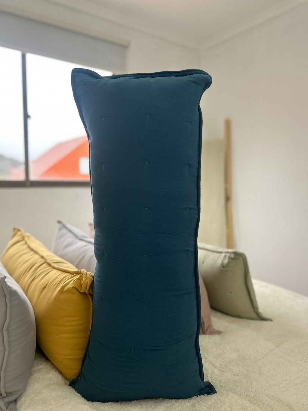 Cojin con detalles bordados,  rectangular 35 x 90cm