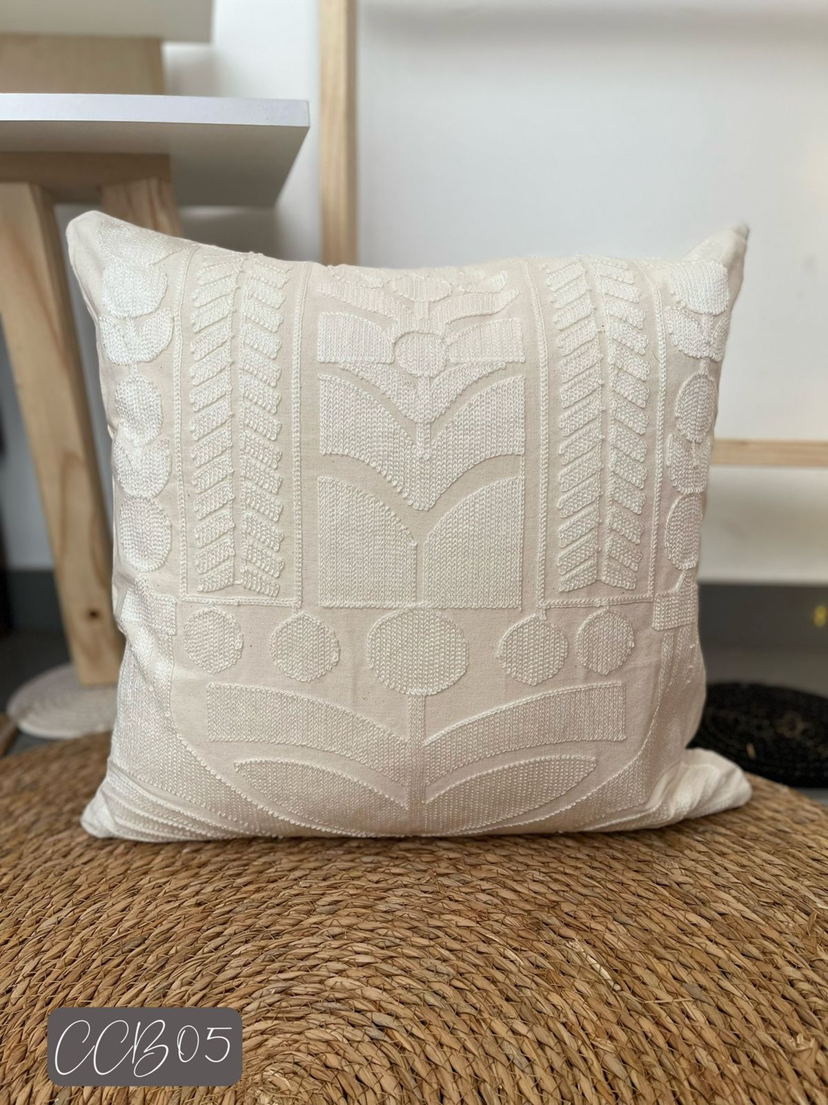 Fundas de cojines bordados en  tonos  beige